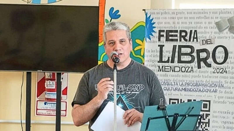 El escritor mendocino Fernando Toledo presenta Cruz y ficción, un libro de periodismo, poesía y ensayo